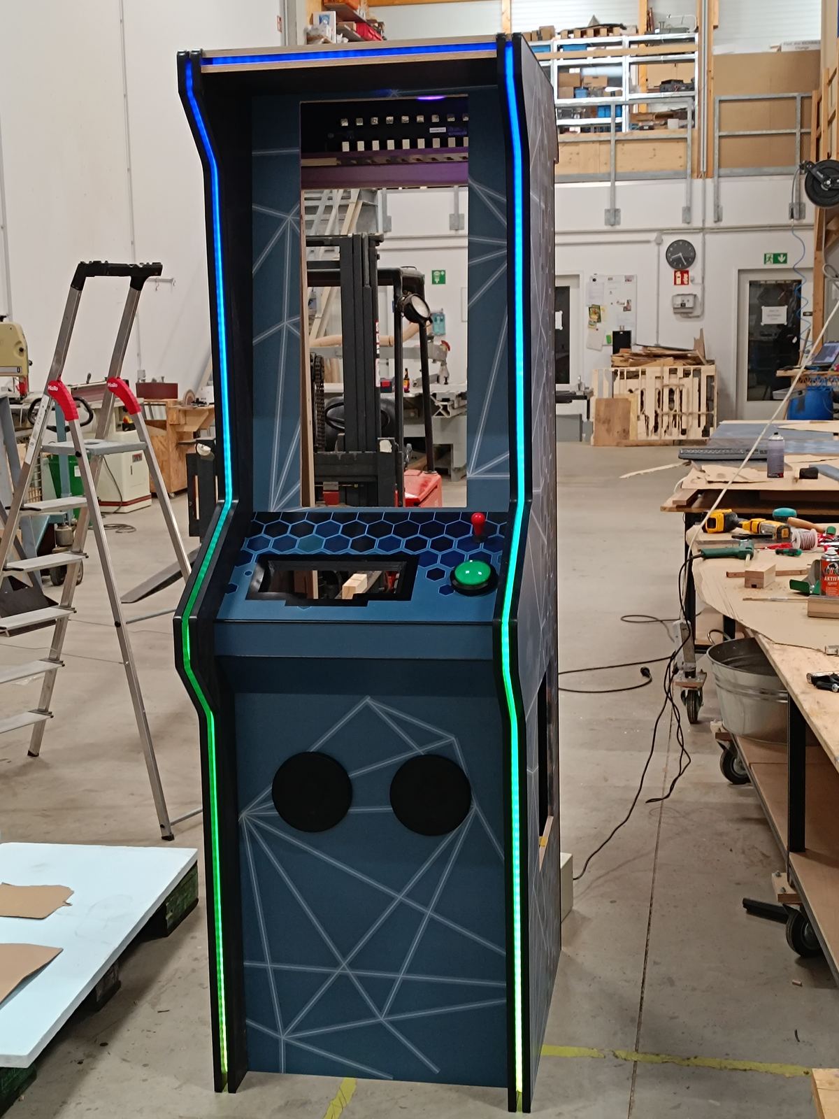 Individuell gebauter, beleuchteter Arcade-Automat als Markenobjekt