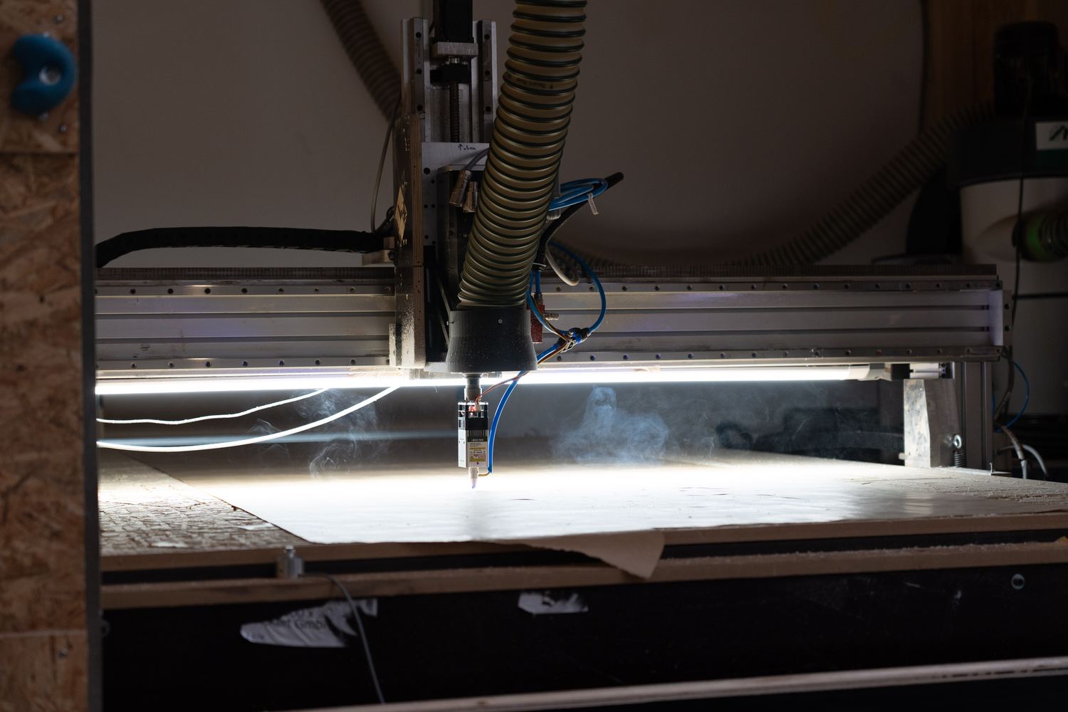 CNC-Fräse bearbeitet ein Werkstück in der Adventurebox Manufaktur
