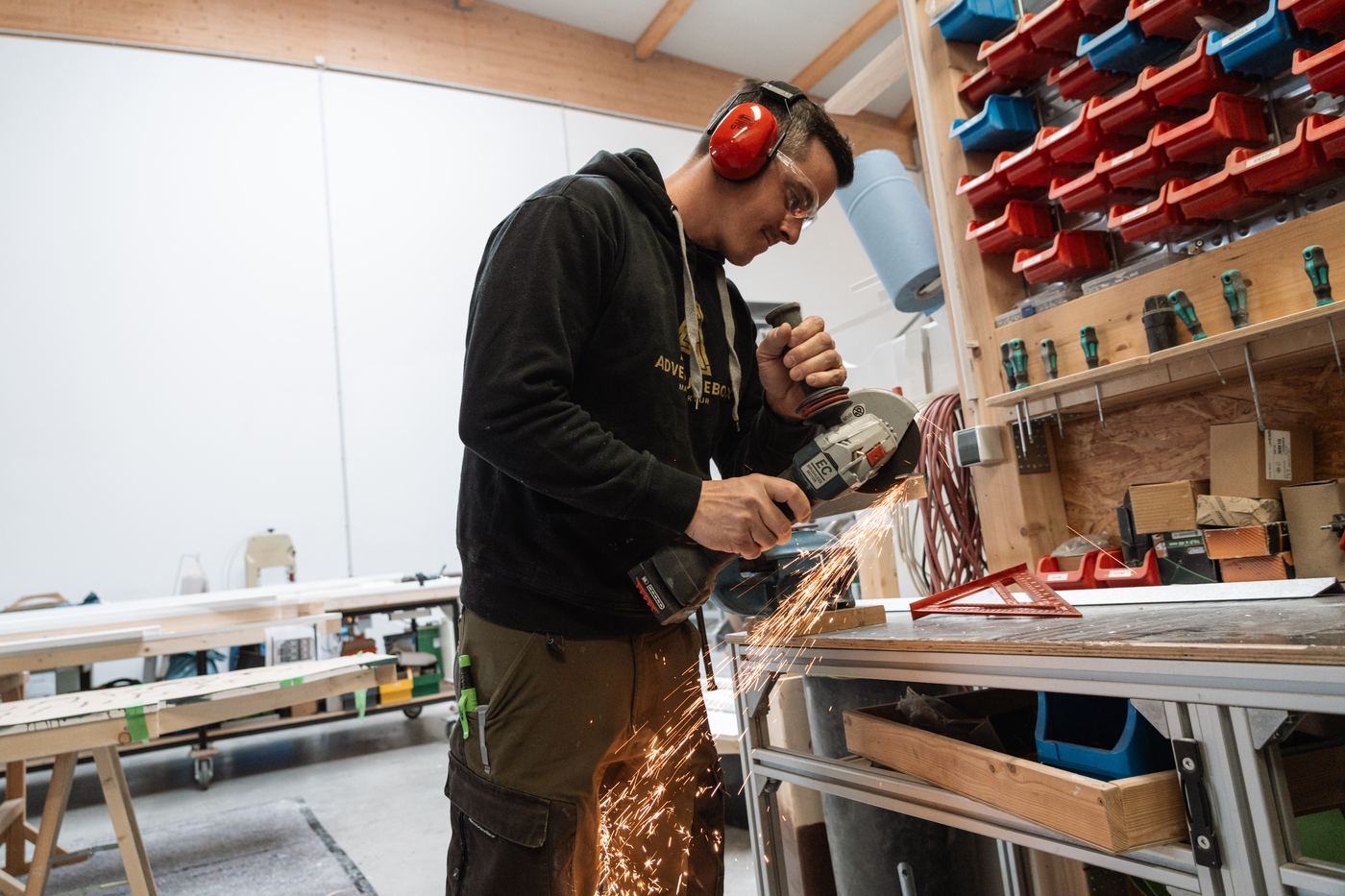Detailarbeit mit Handschuhen am Metallbauteil